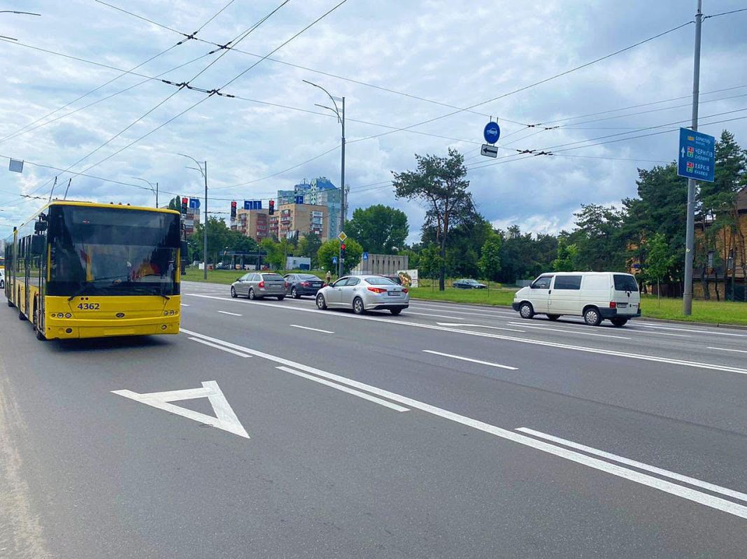 У Києві цими вихідними змінять детальні маршрути автобусів і тролейбусів: як курсуватиме транспорт