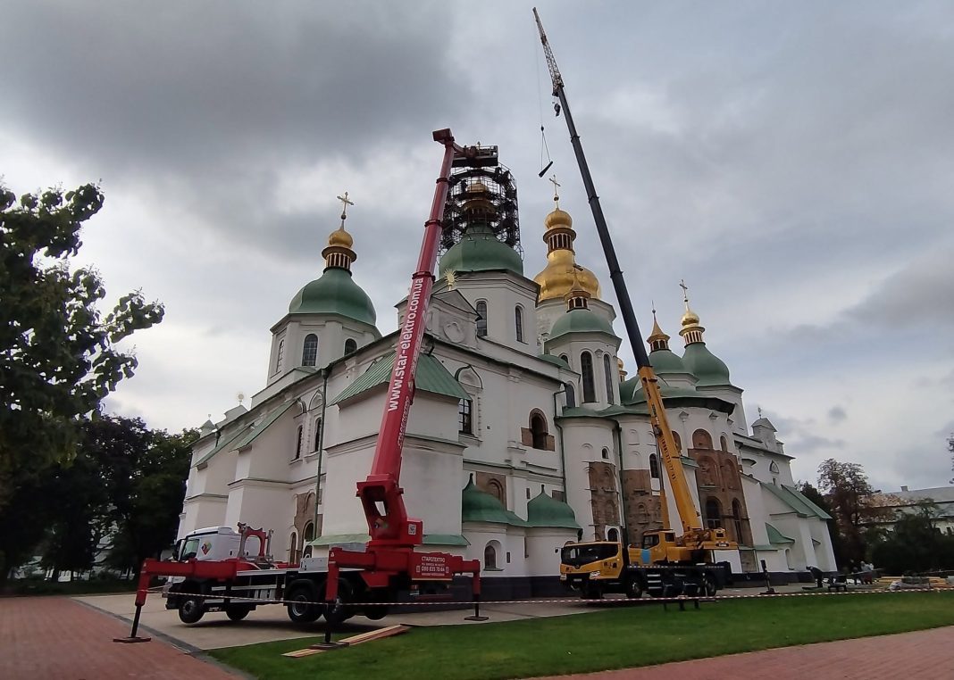 Не ремонтували з 70-х: у Софійському соборі взялися за відновлення південно-східного куполу
