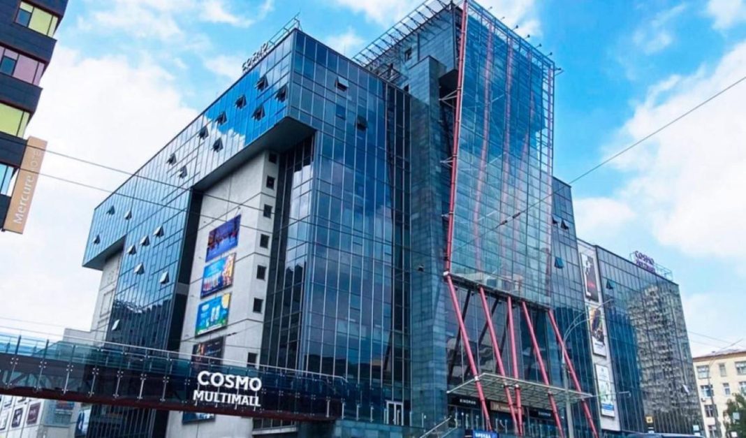 ТРЦ Cosmo Multimall у Києві поступово відновлює роботу після російської атаки та ремонтує пошкоджені фасади.