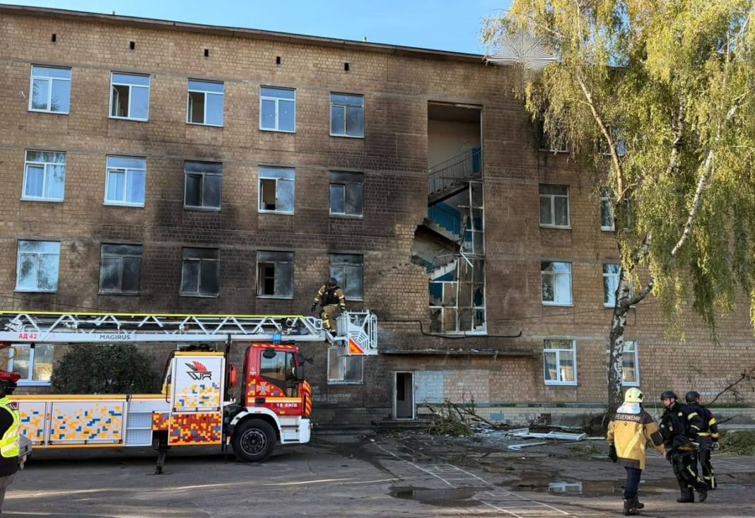 У Солом’янському районі Києва російський безпілотник влучив у будівлю чотириповерхової школи - у той момент у закладі перебували понад 100 учнів та близько 60 працівників, які вчасно спустилися в укриття.