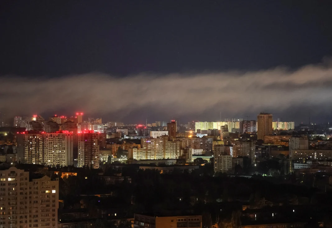 Київ уночі під час атаки. Фото: REUTERS/Gleb Garanich