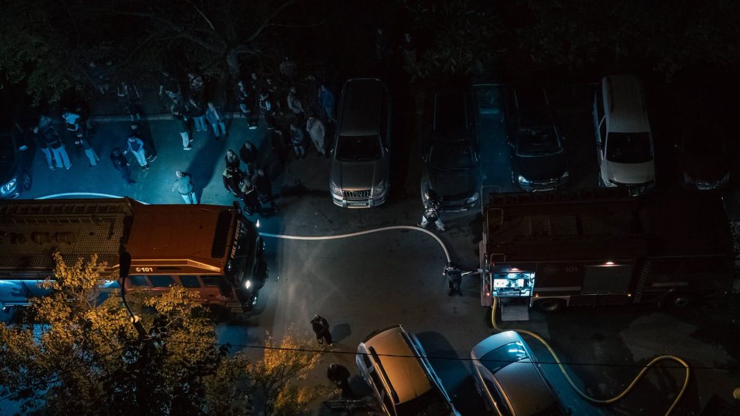 Рятувальники на місці удару у Деснянському районі ввечері 7 жовтня. Фото: ДСНС