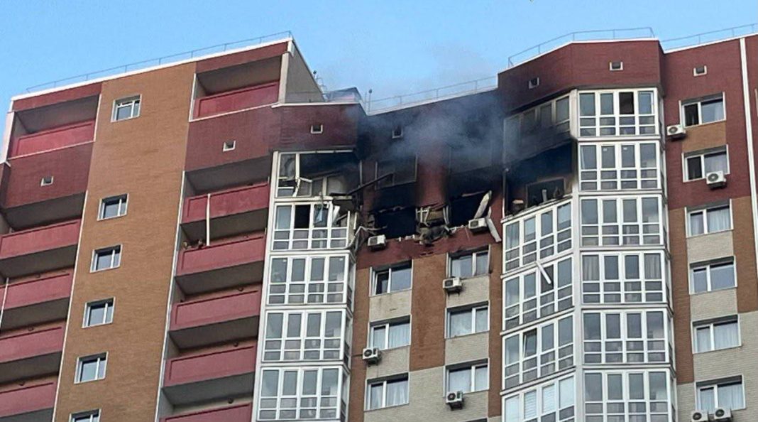 Наслідки удару в столиці. Фото: ДСНС та поліція