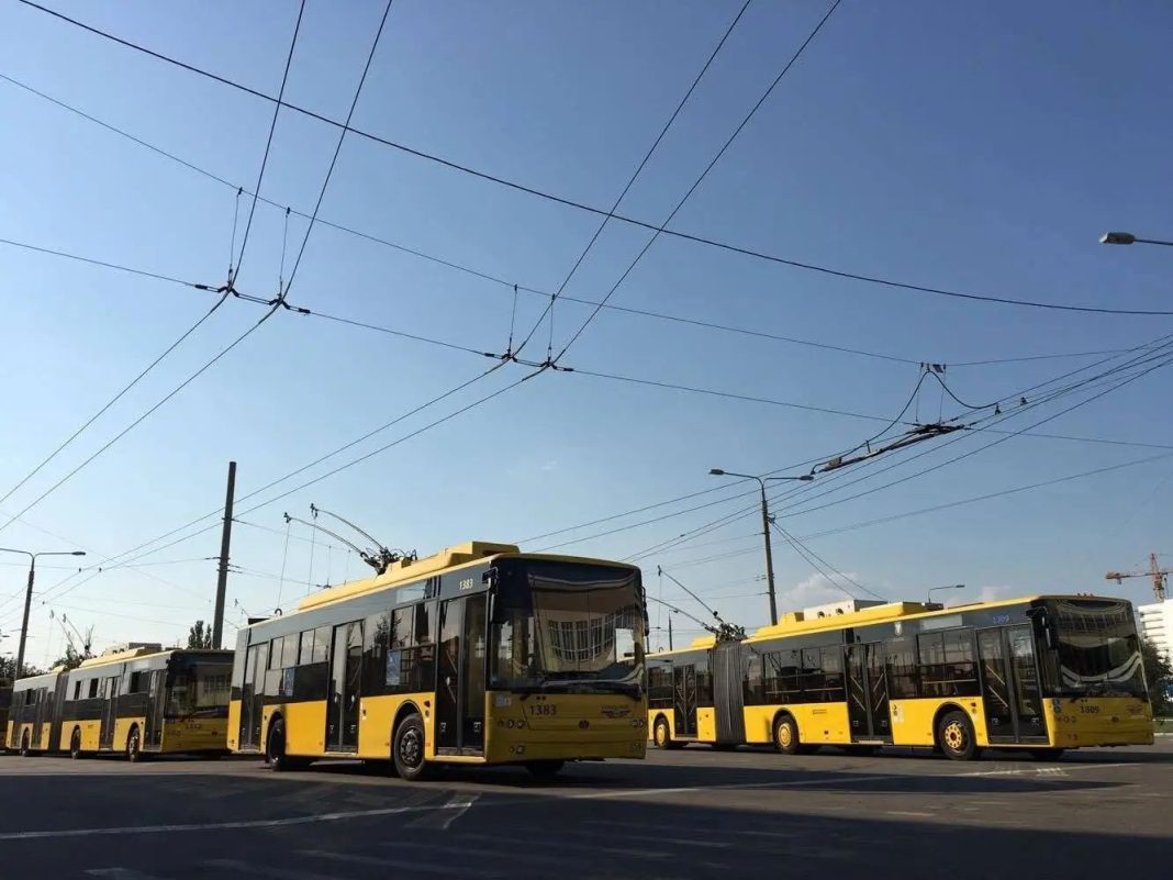 Перекриття вулиць та нові схеми: як у Кивєі курсуватиме транспорт 3-4 жовтня