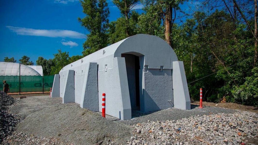 На залізничних станціях у Київській області розпочали облаштування модульних укриттів для захисту пасажирів та працівників залізниці.