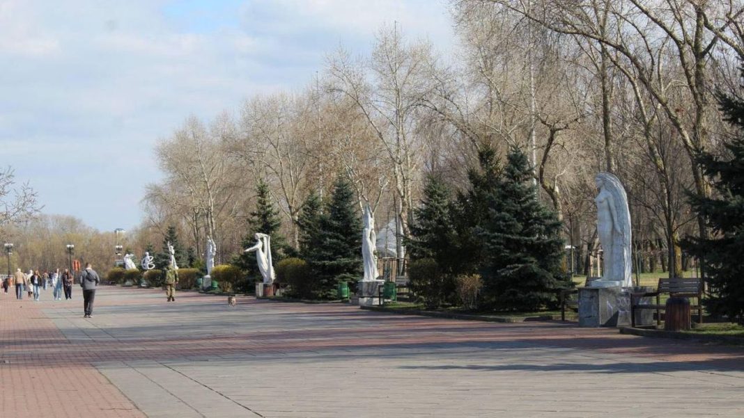 На Оболонській набережній у Києві руйнується унікальна Алея муз, оскільки комунальне підприємство «Плесо» вже другий рік поспіль ігнорує необхідність проведення ремонту.