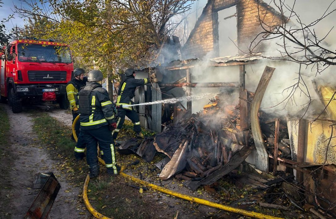 Наслідки падіння російського дрона в селі Іванковичі. Фото: ДСНС Київщини