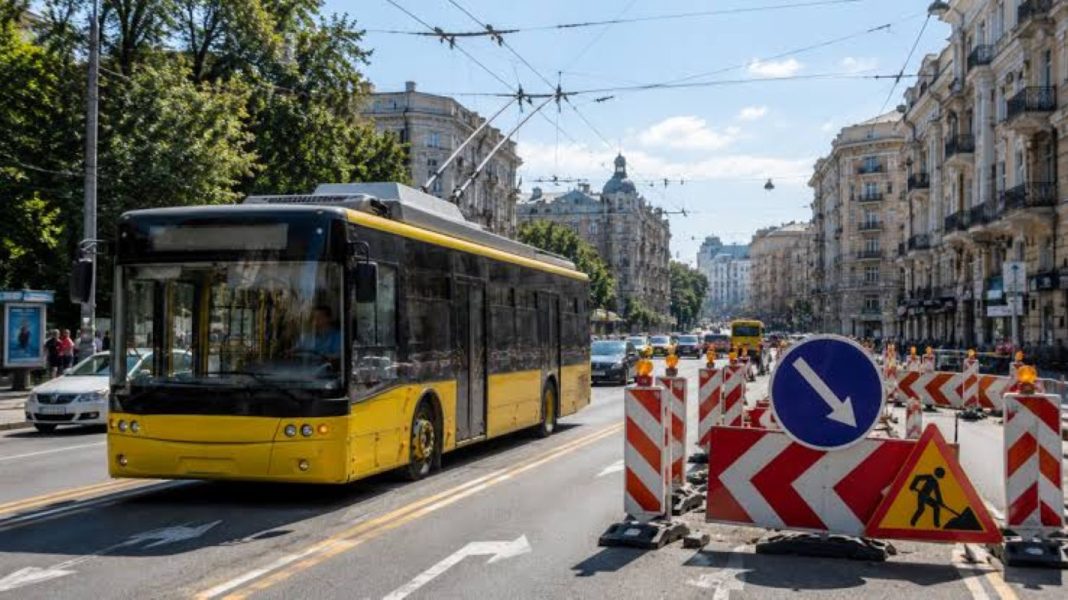 Зміни в русі транспорту у Києві: два тролейбуси змінили маршрути через перекриття вулиці