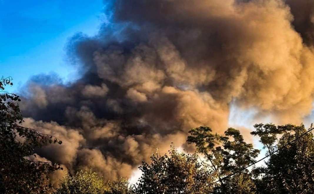У Солом'янському районі Києва уламки російського безпілотника пошкодили кав'ярню, внаслідок чого постраждали двоє людей.