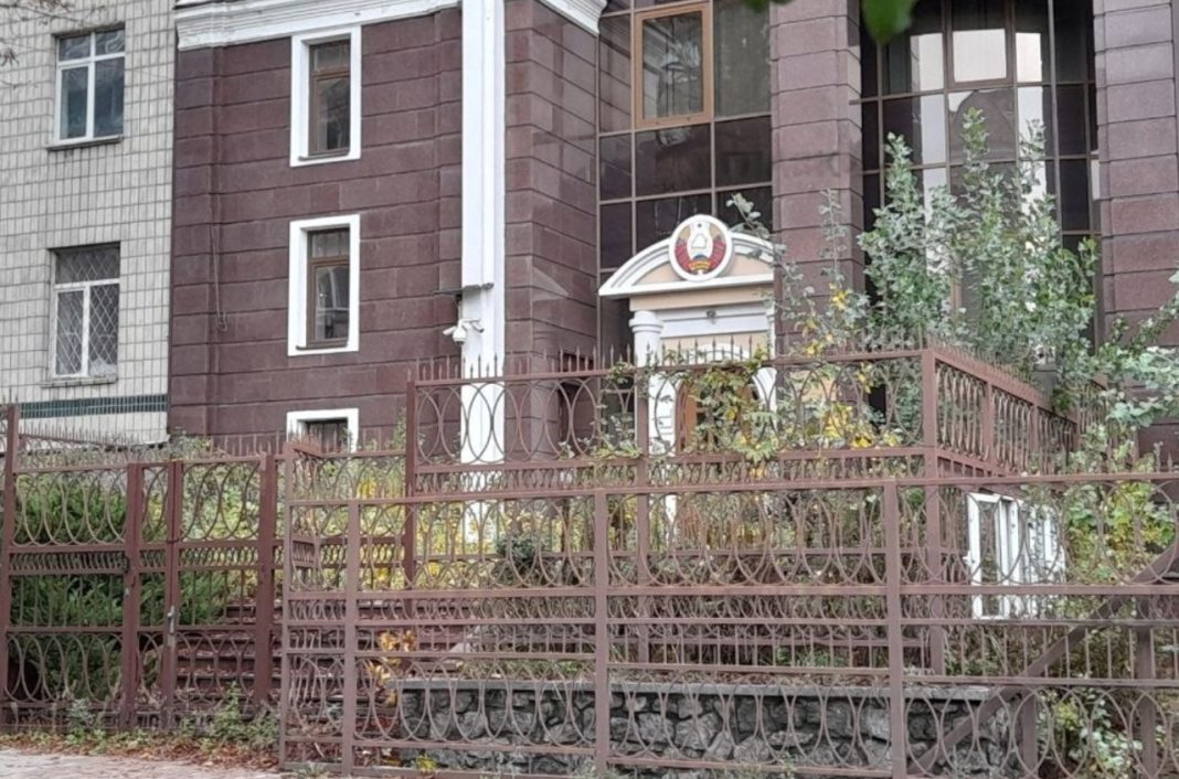 Занедбана будівля посольства Республіки Білорусь у Києві