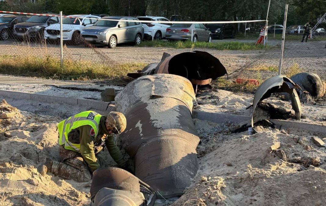 Ракета у столичному дворі. Фото: поліція