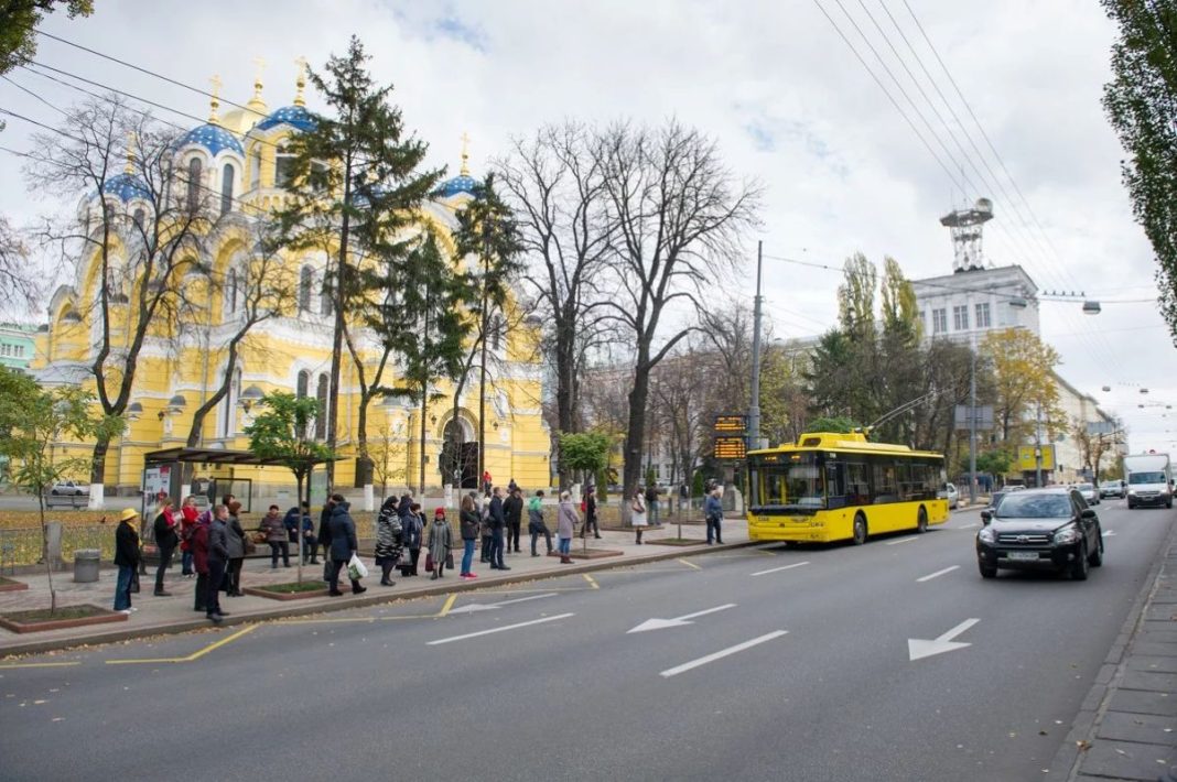 У Києві поступово відновлюють рух наземного громадського транспорту після ранкового знеструмлення в трьох районах.