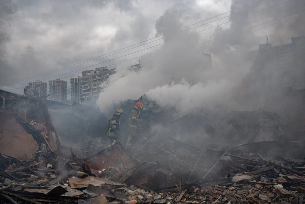 У Києві вранці 7 жовтня різко погіршилася якість повітря через дим від пожеж, які спалахнули внаслідок нічної ракетної атаки.